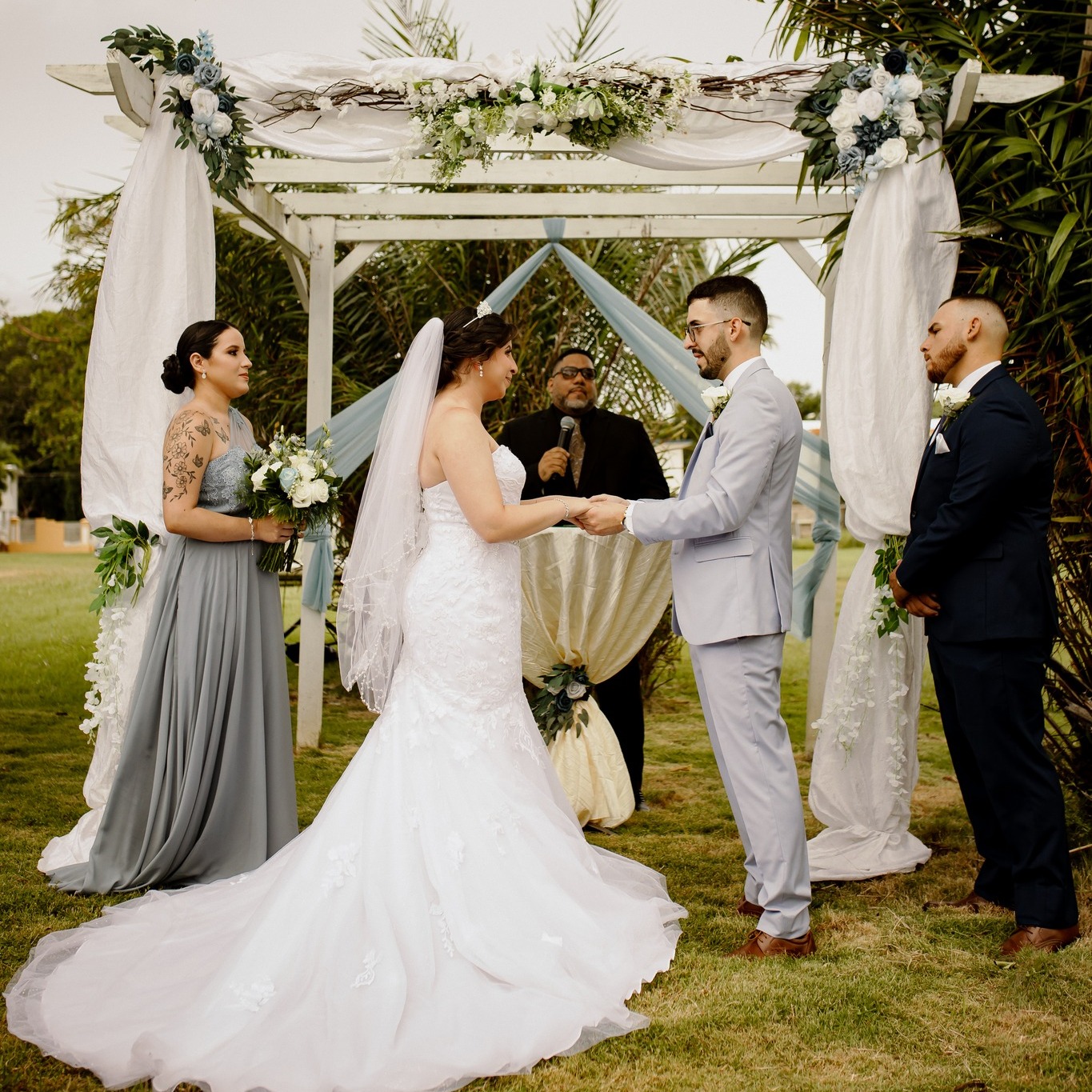 Ceremonia de boda al aire libre bajo arco floral con palmeras coordinada por CoordEvent en Puerto Rico