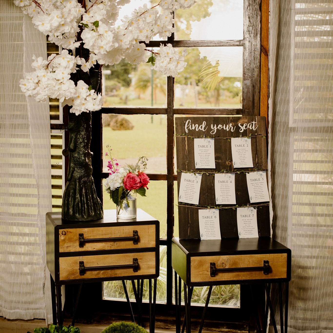 Seating chart con flores de cerezo en evento coordinado en Puerto Rico