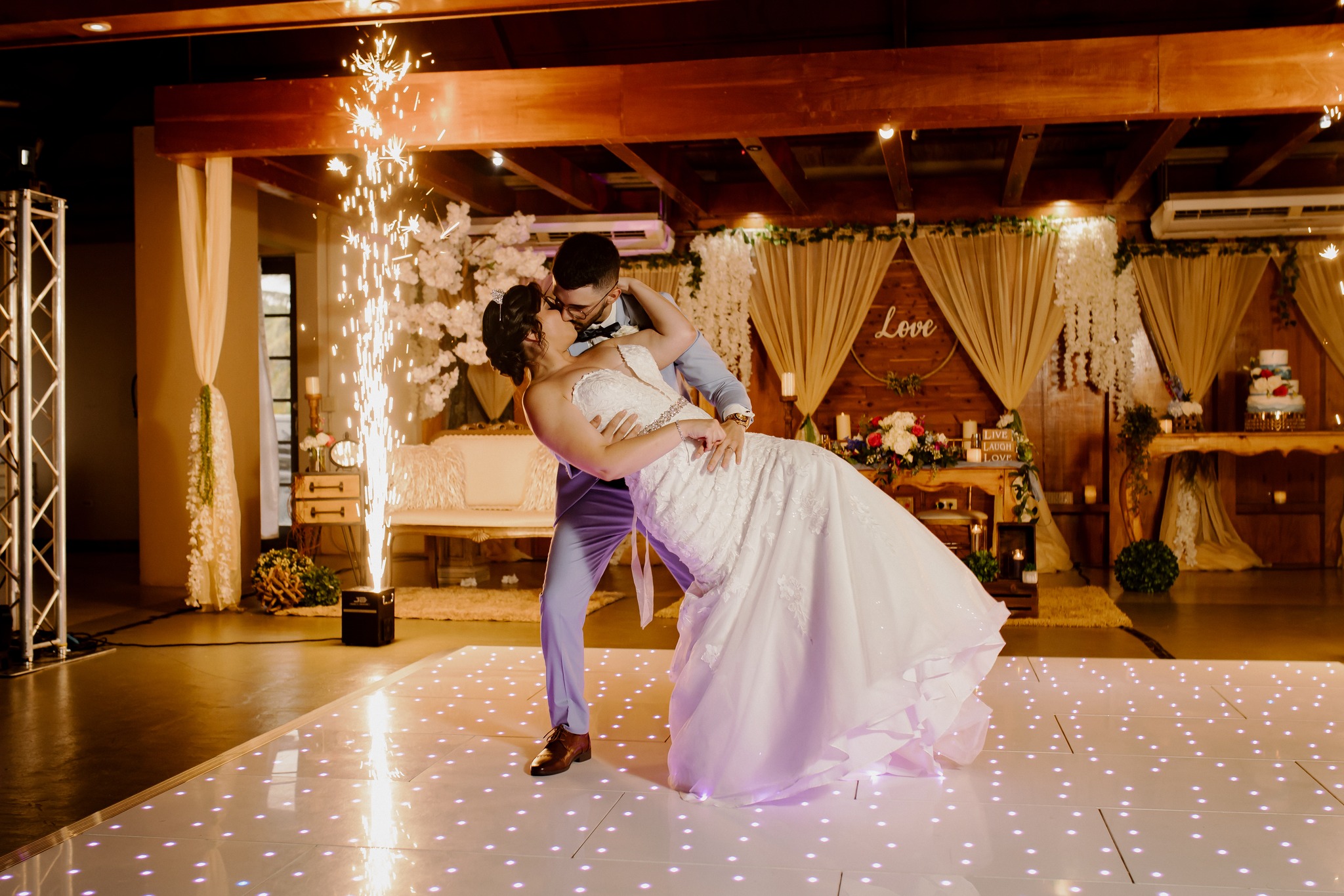 Primer baile de novios con chispas en evento coordinado por CoordEvent