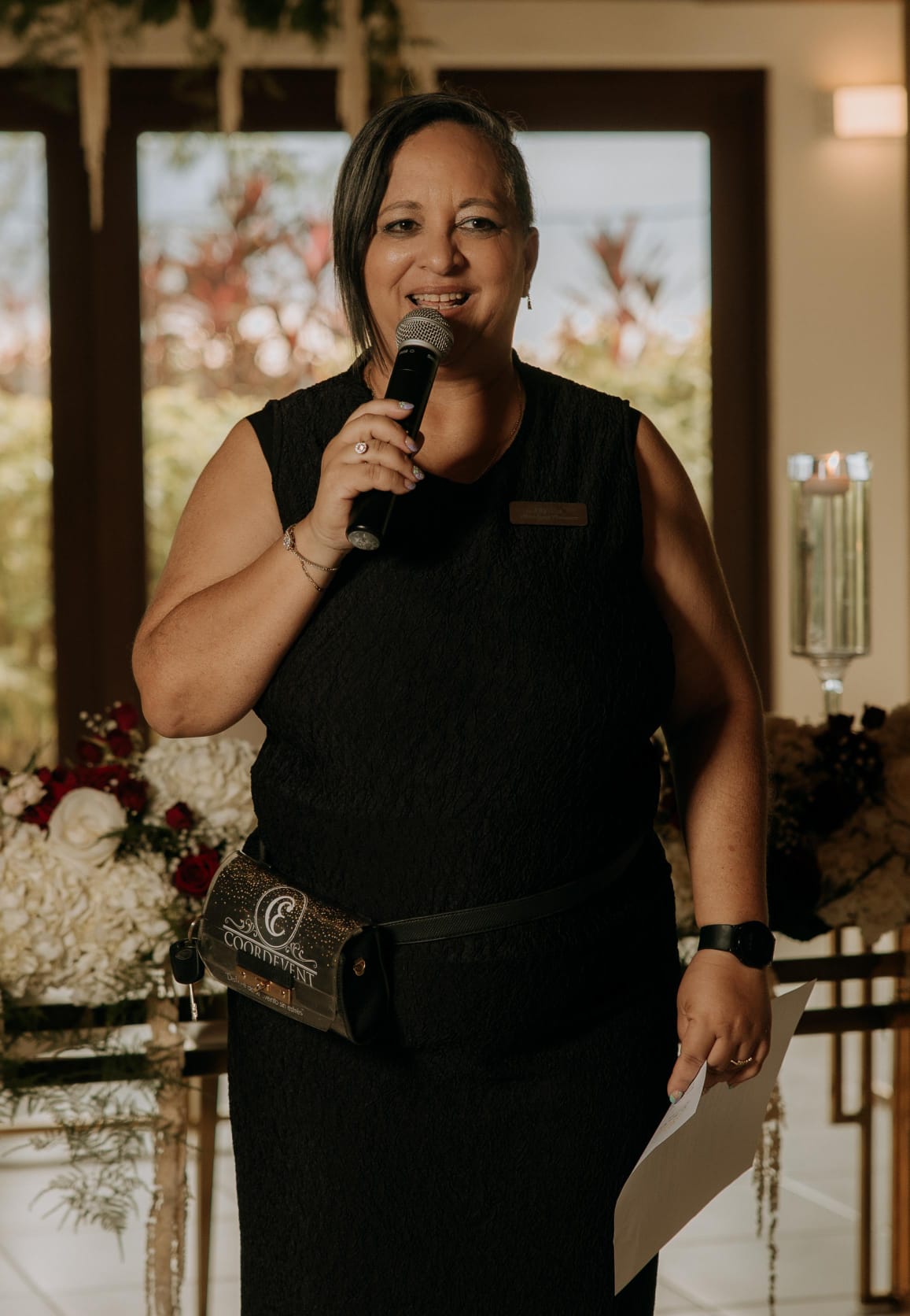 Nydia Acevedo como maestra de ceremonias con riñonera CoordEvent en evento